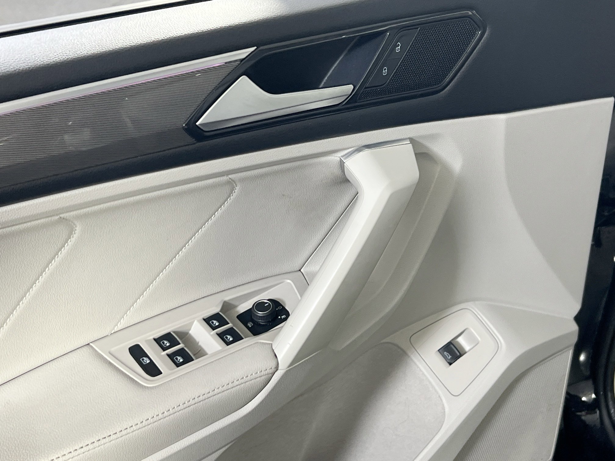 Used 2022 Volkswagen Tiguan SE R-Line AWD/4WD image 17