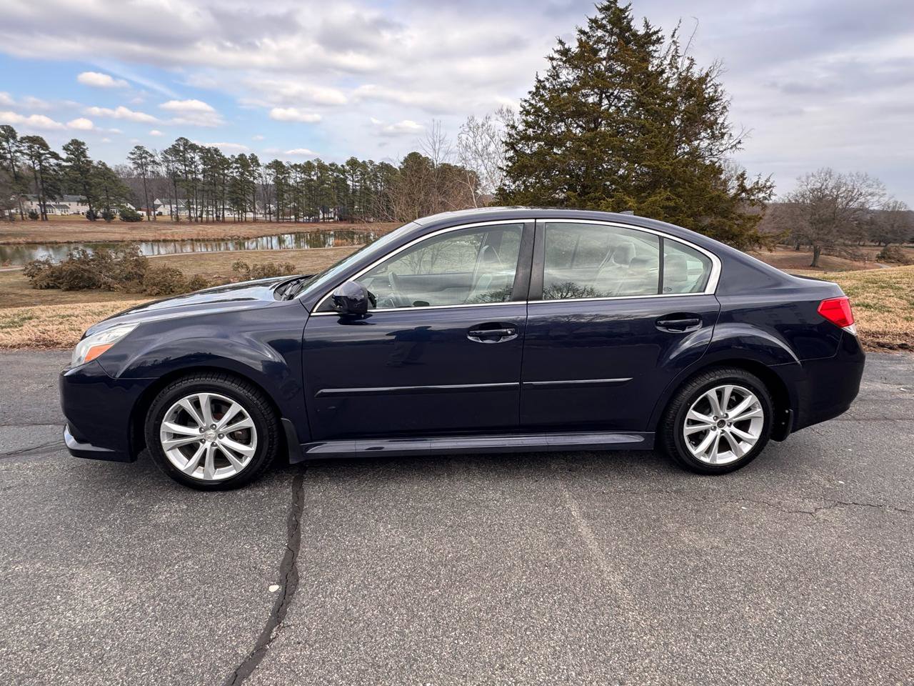Used 2014 Subaru Legacy 2.5i Limited w/ Moonroof Package AWD/4WD image 8