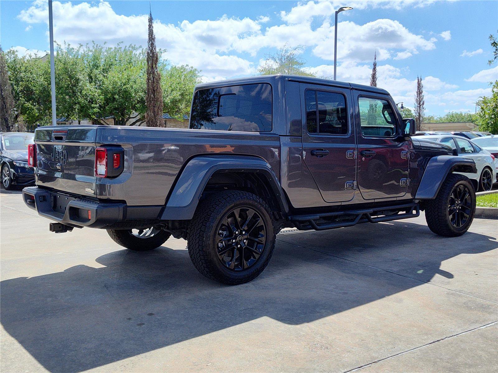 Used 2025 Jeep Gladiator Sport image 7