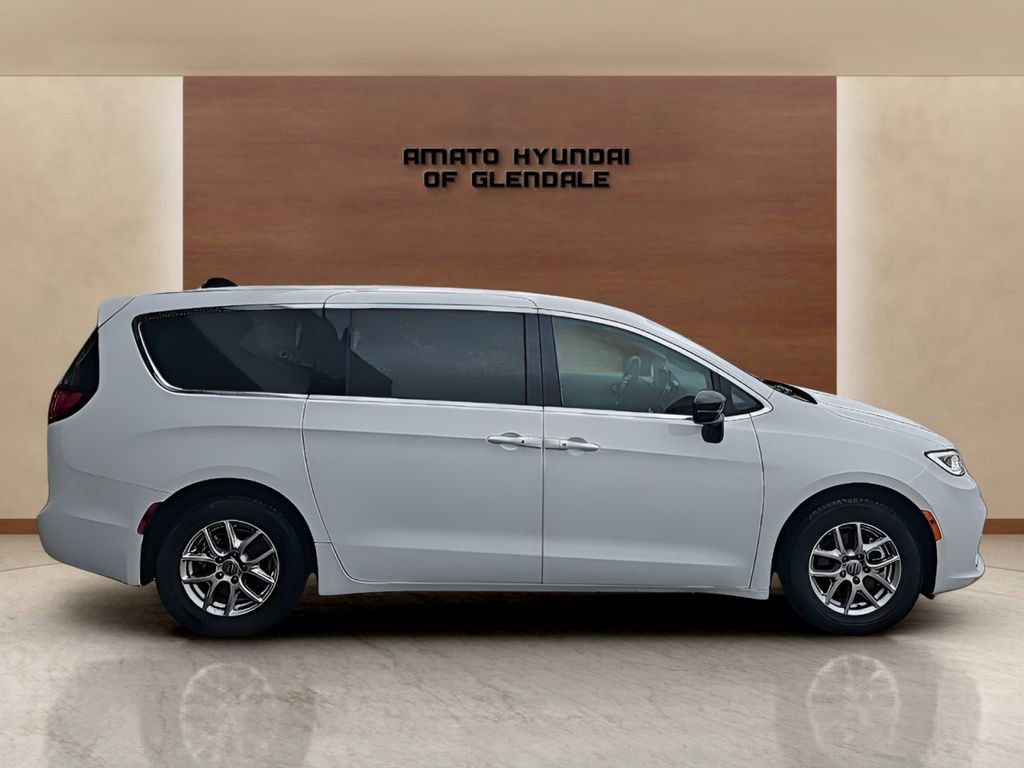 Used 2024 Chrysler Pacifica Touring-L FWD image 6