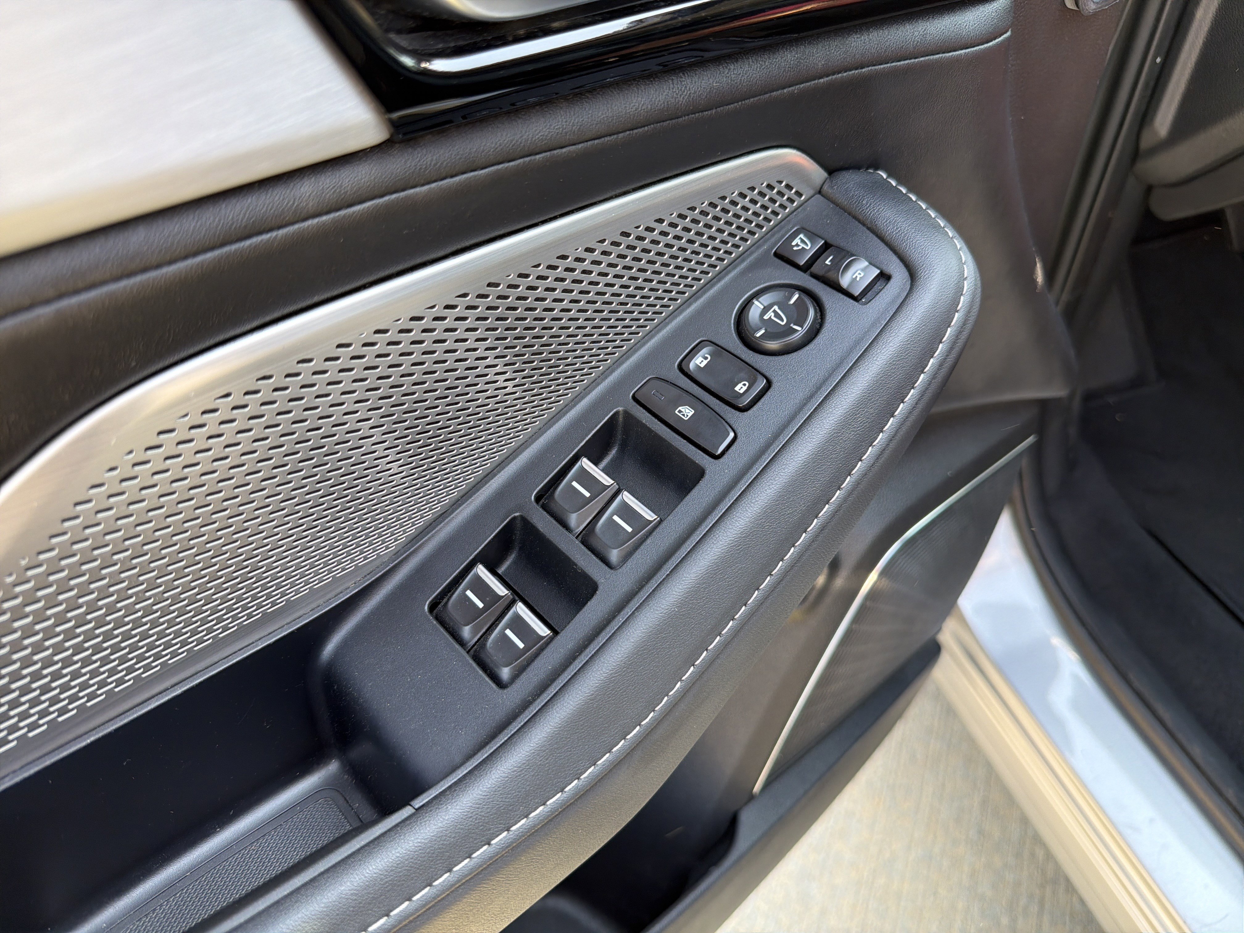 Certified 2024 Acura MDX FWD w/ Technology Package image 18