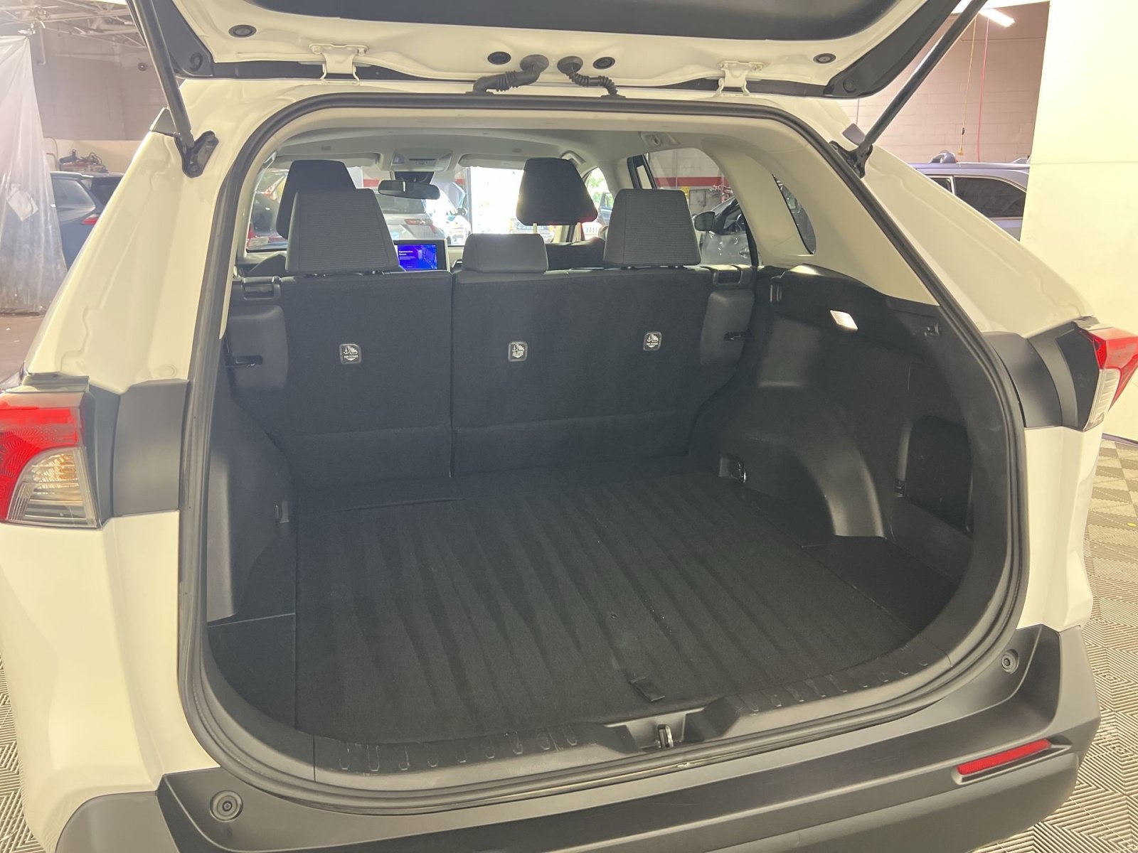 Used 2025 Toyota RAV4 LE AWD/4WD image 26