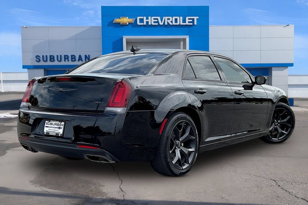 Used 2022 Chrysler 300 Touring w/ Sport Appearance Package RWD image 4