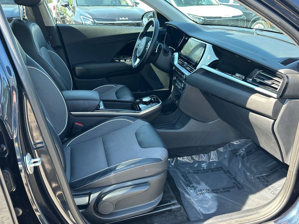 Certified 2022 Kia Niro EX w/ Cold Weather Package FWD image 11