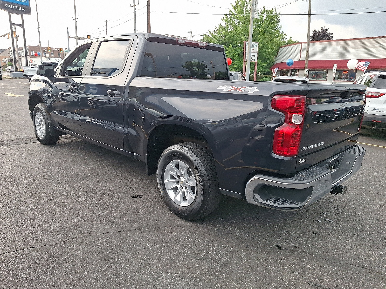 Used 2022 Chevrolet Silverado 1500 LT AWD/4WD image 2