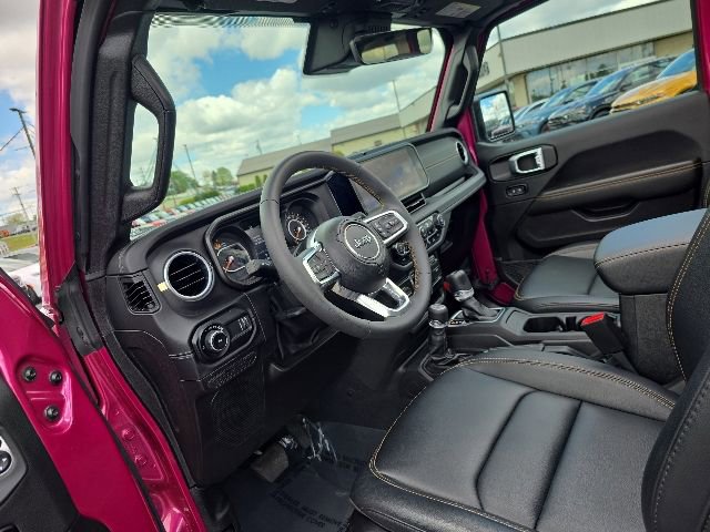 Used 2024 Jeep Wrangler Unlimited Sahara w/ Technology Group AWD/4WD image 23