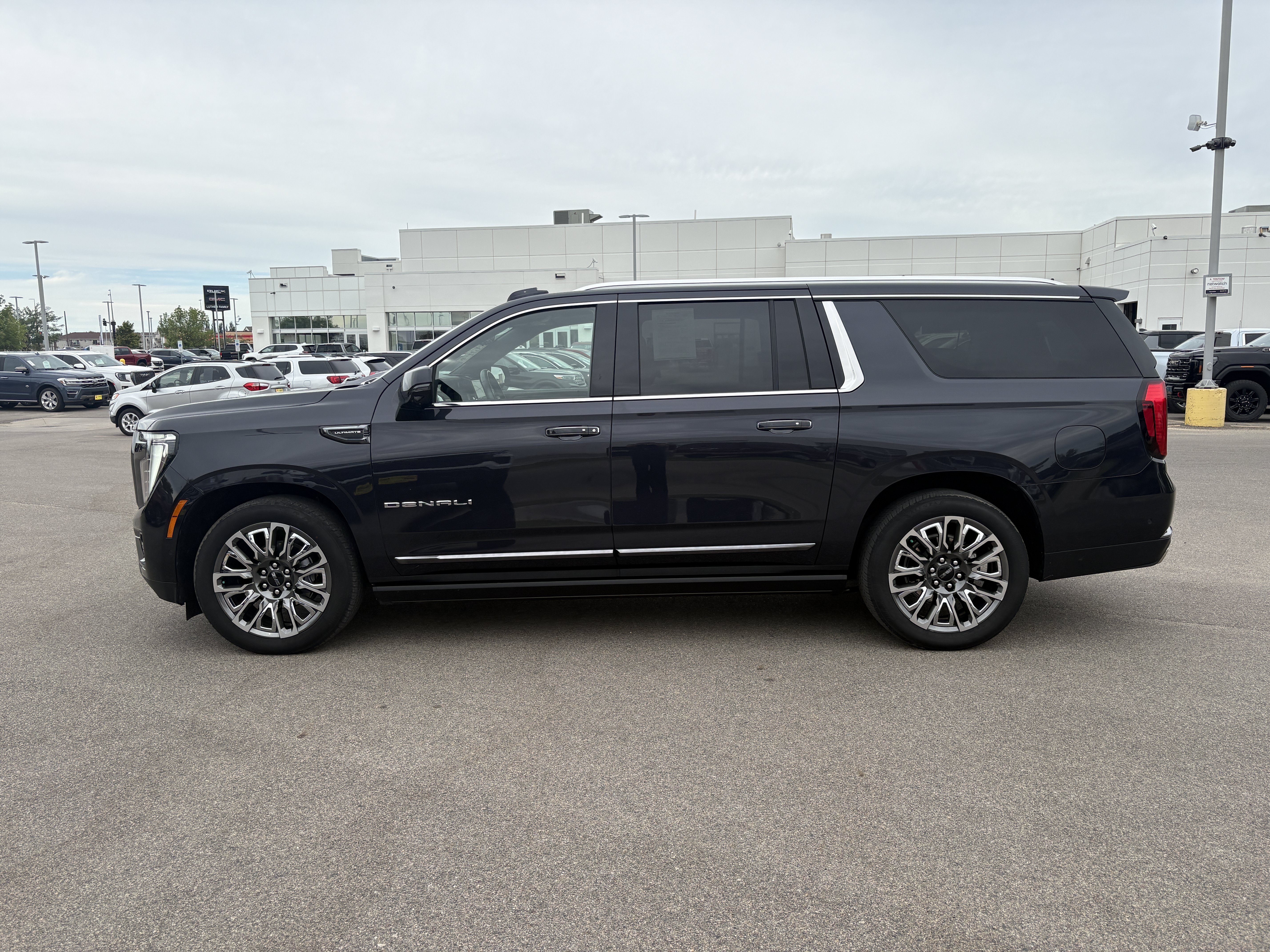 Used 2025 GMC Yukon XL Denali Ultimate AWD/4WD image 3