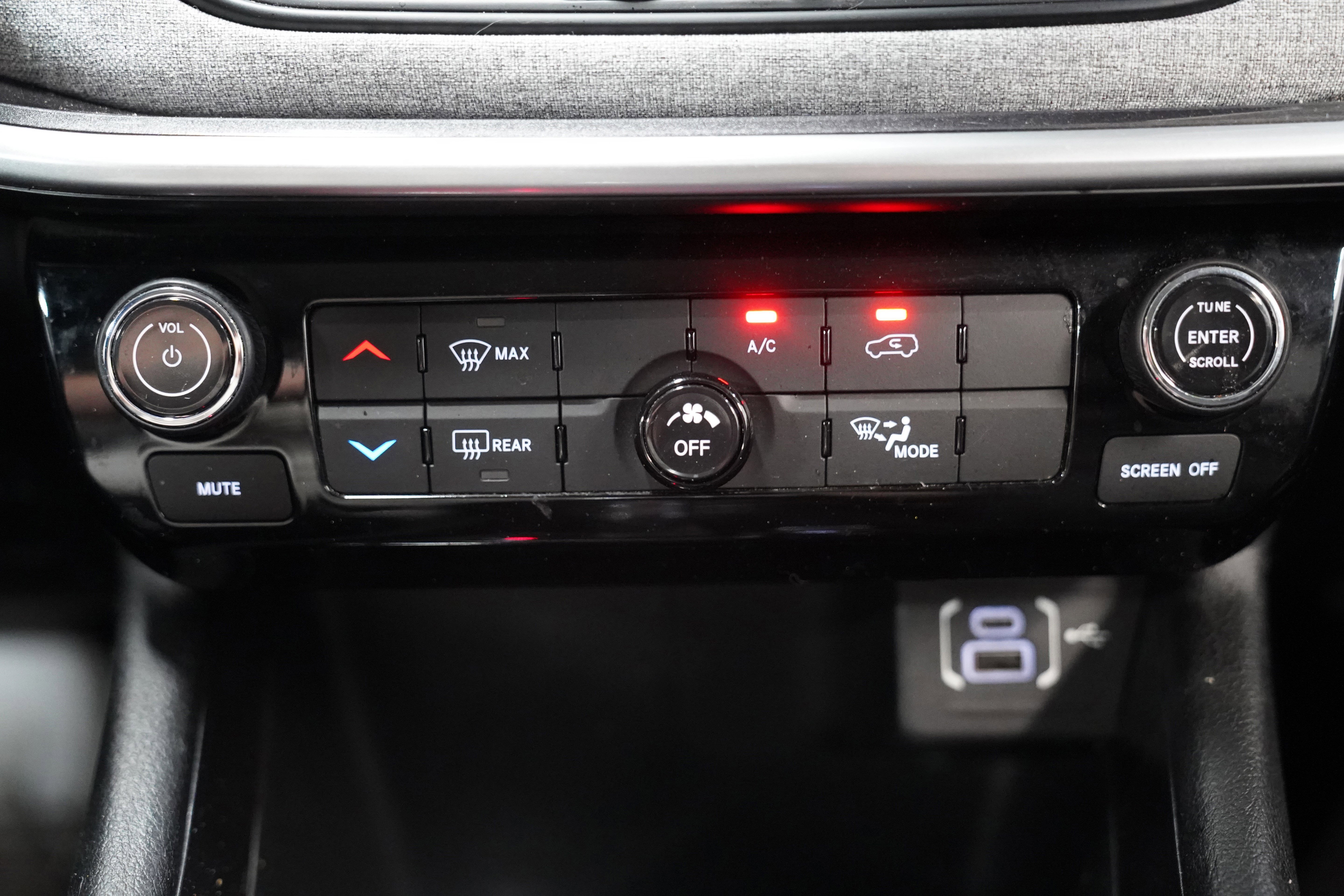 Used 2022 Jeep Compass Latitude w/ Sun and Sound Group AWD/4WD image 28