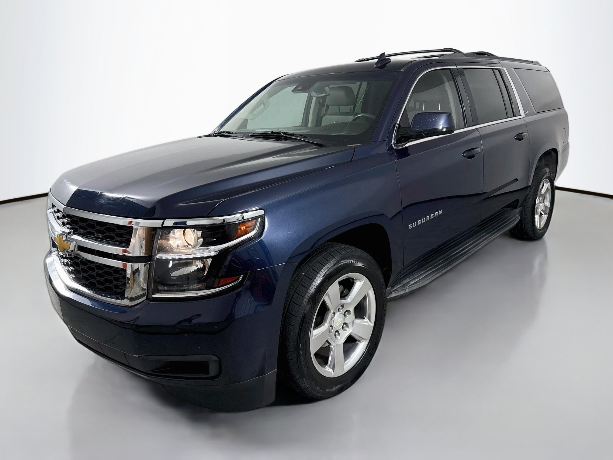 Used 2017 Chevrolet Suburban LT RWD image 3
