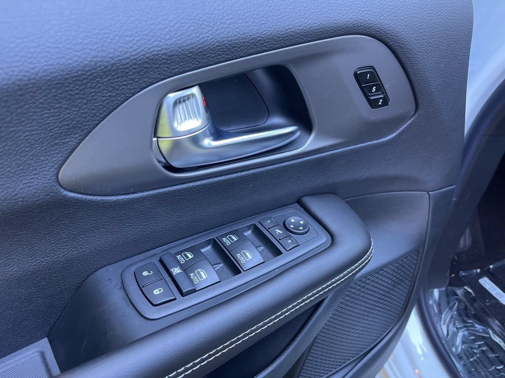 New 2027 Chrysler Pacifica Limited FWD image 25