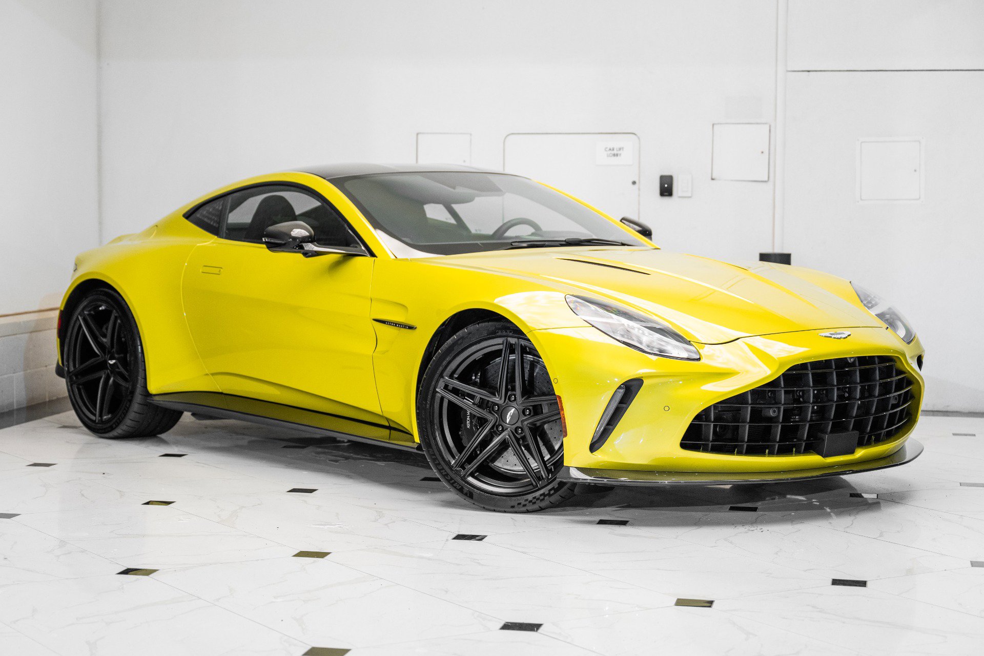 Used 2025 Aston Martin V8 Vantage Coupe image 40