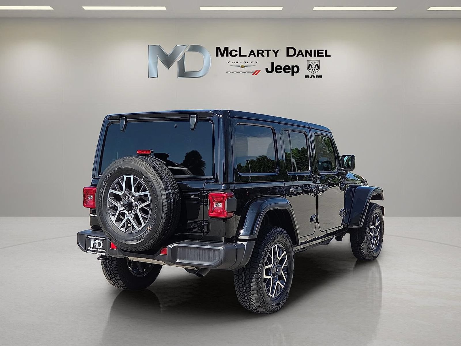 Used 2025 Jeep Wrangler Unlimited Sahara AWD/4WD image 5