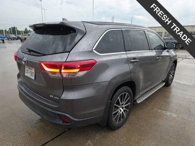 Used 2017 Toyota Highlander SE AWD/4WD image 4