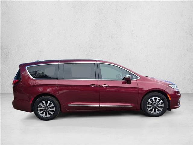 Used 2021 Chrysler Pacifica Limited w/ Uconnect Theater Family Group FWD image 4