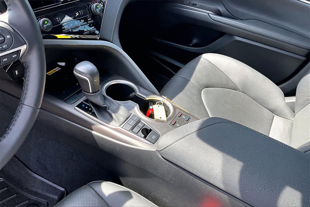 Used 2022 Toyota Camry XLE w/ Navigation Upgrade Package image 14