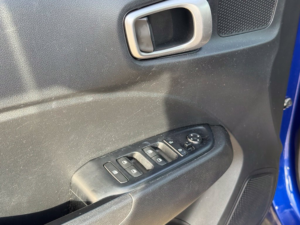 Used 2021 Hyundai Venue SE FWD image 11