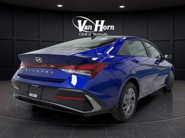 Used 2024 Hyundai Elantra SEL image 3