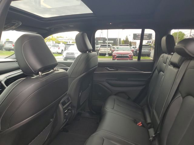 Used 2025 Jeep Grand Cherokee Limited w/ Black Appearance Package AWD/4WD image 10