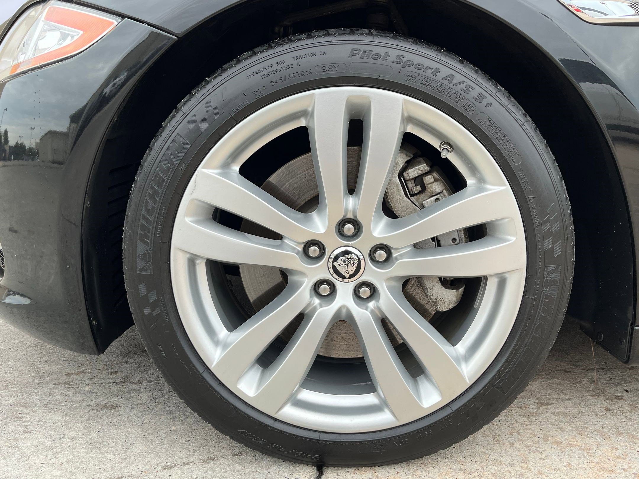 Used 2013 Jaguar XJ image 32