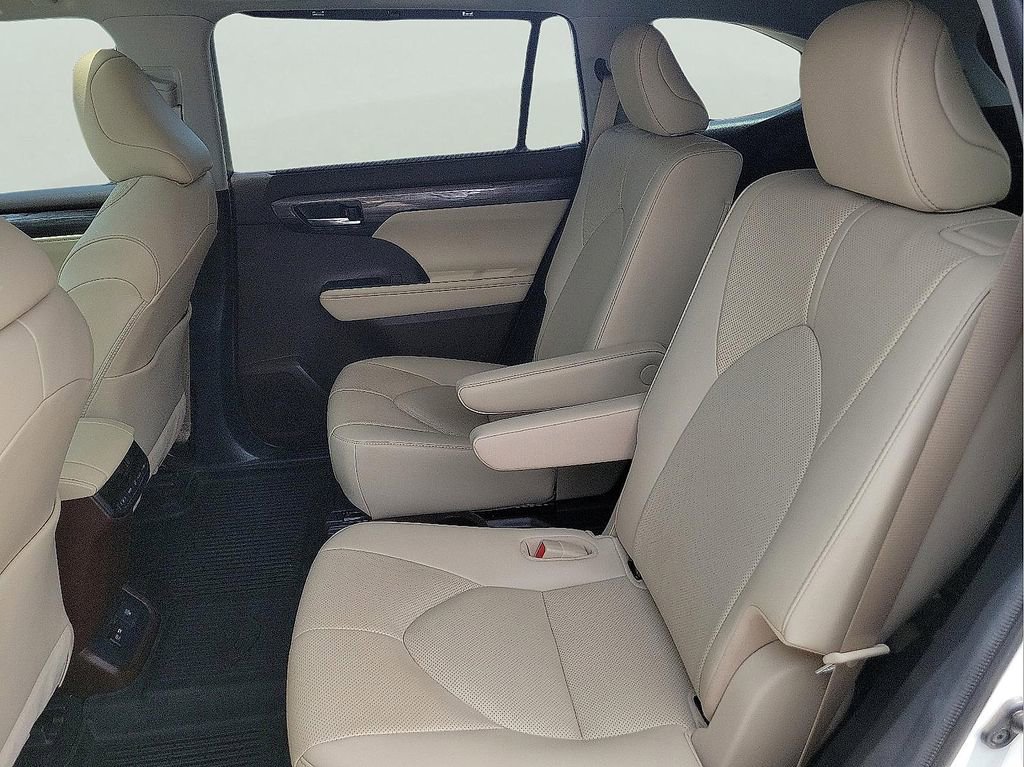 Used 2021 Toyota Highlander Limited FWD image 13