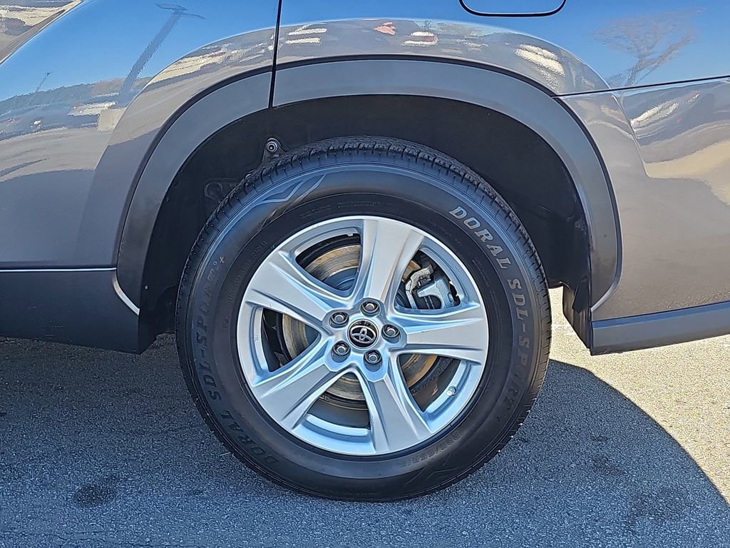 Used 2023 Toyota Highlander L image 38