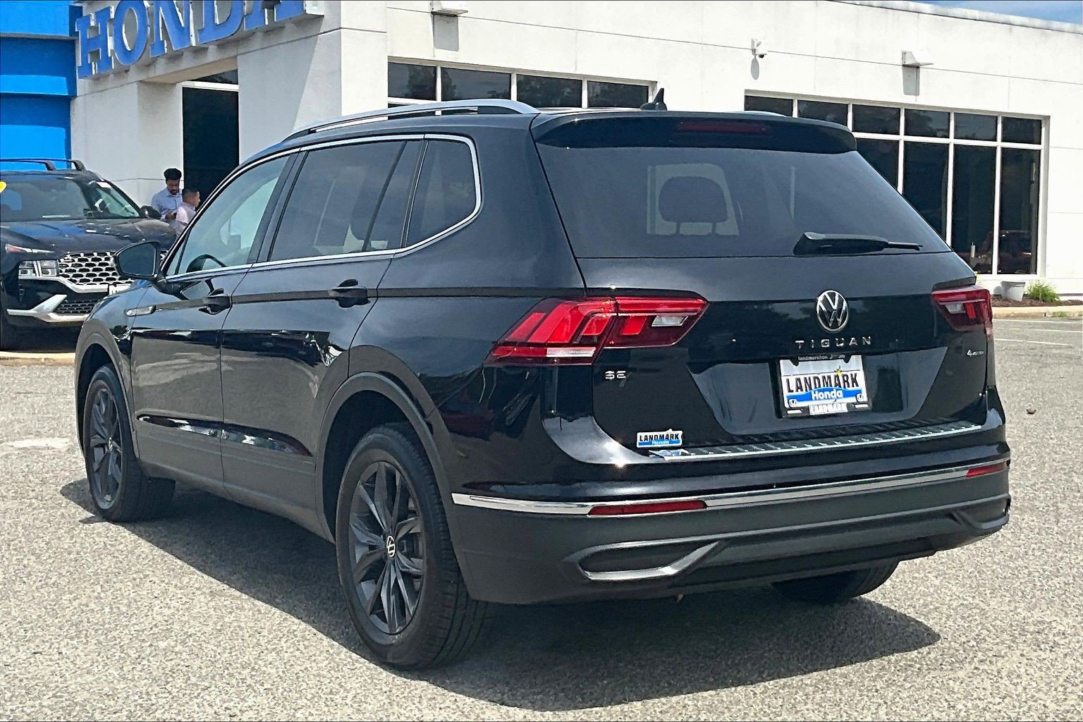 Used 2022 Volkswagen Tiguan SE w/ Panoramic Sunroof Package AWD/4WD image 12