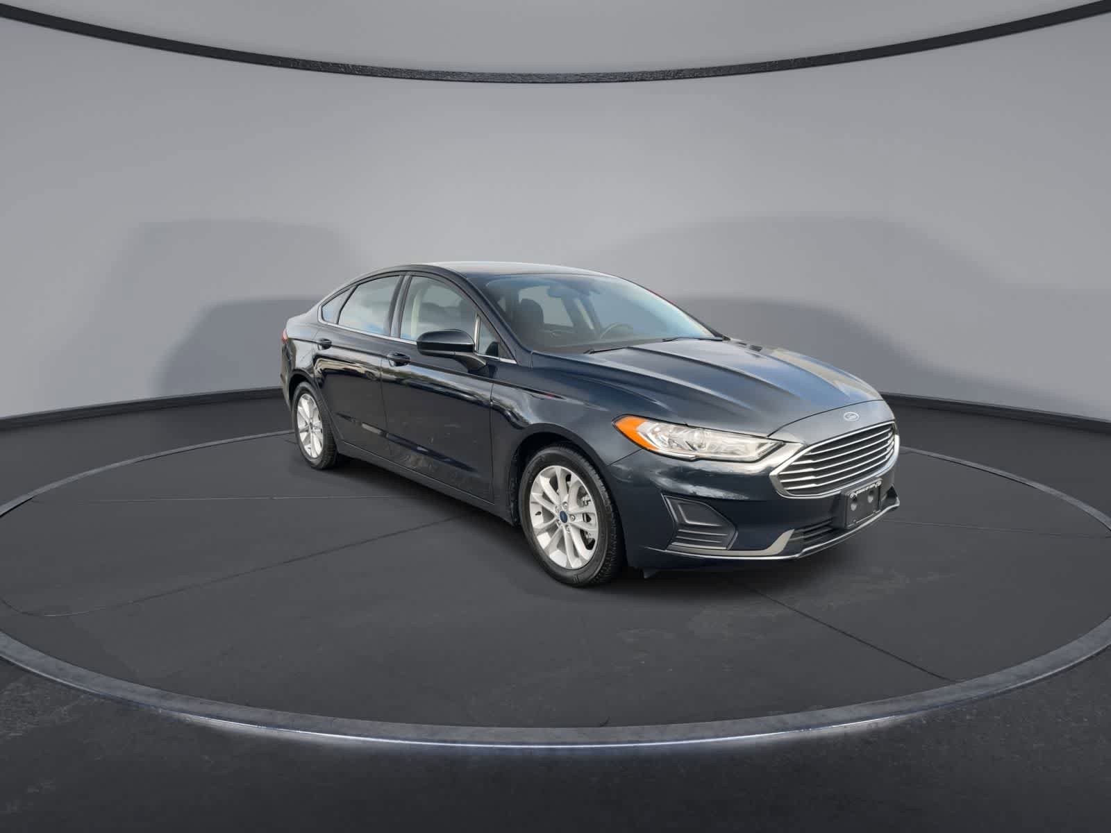 Used 2020 Ford Fusion SE FWD image 2