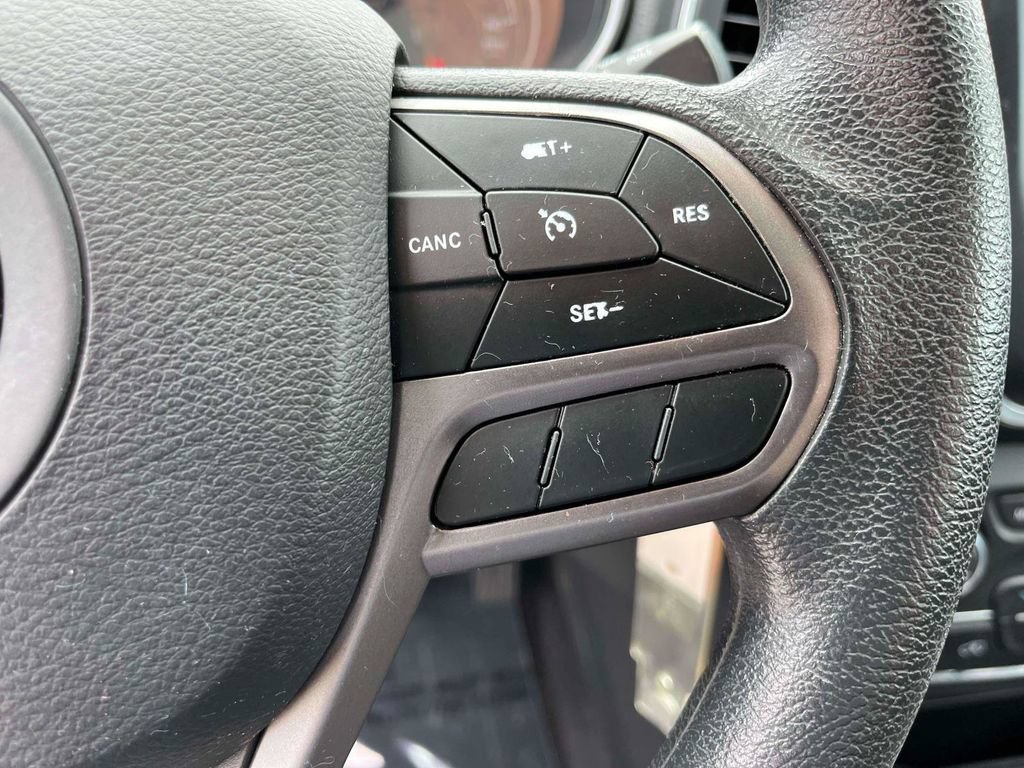Used 2019 Jeep Cherokee Latitude w/ Popular Appearance Group AWD/4WD image 18