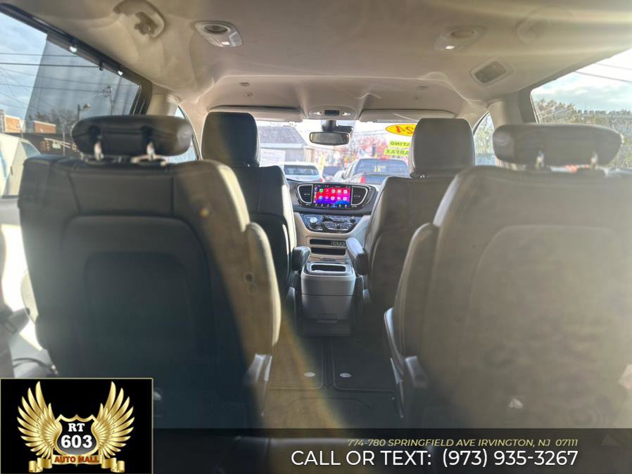 Used 2024 Chrysler Pacifica Touring-L image 11