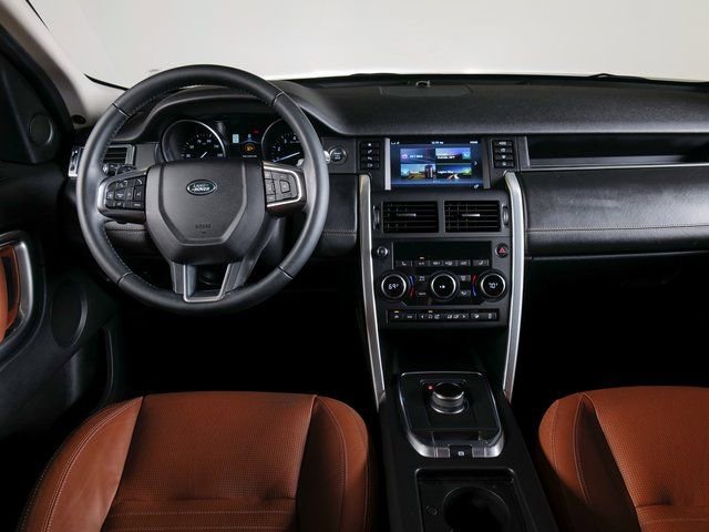 Used 2017 Land Rover Discovery Sport HSE Luxury image 12