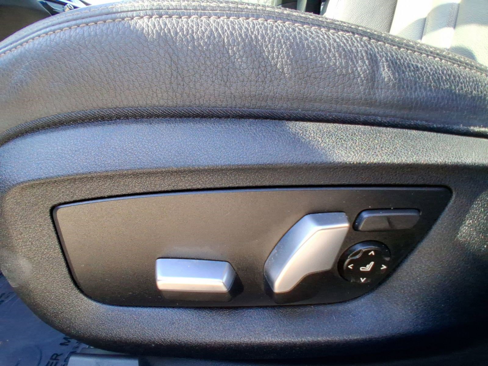 Used 2021 BMW 530e w/ M Sport Package image 13