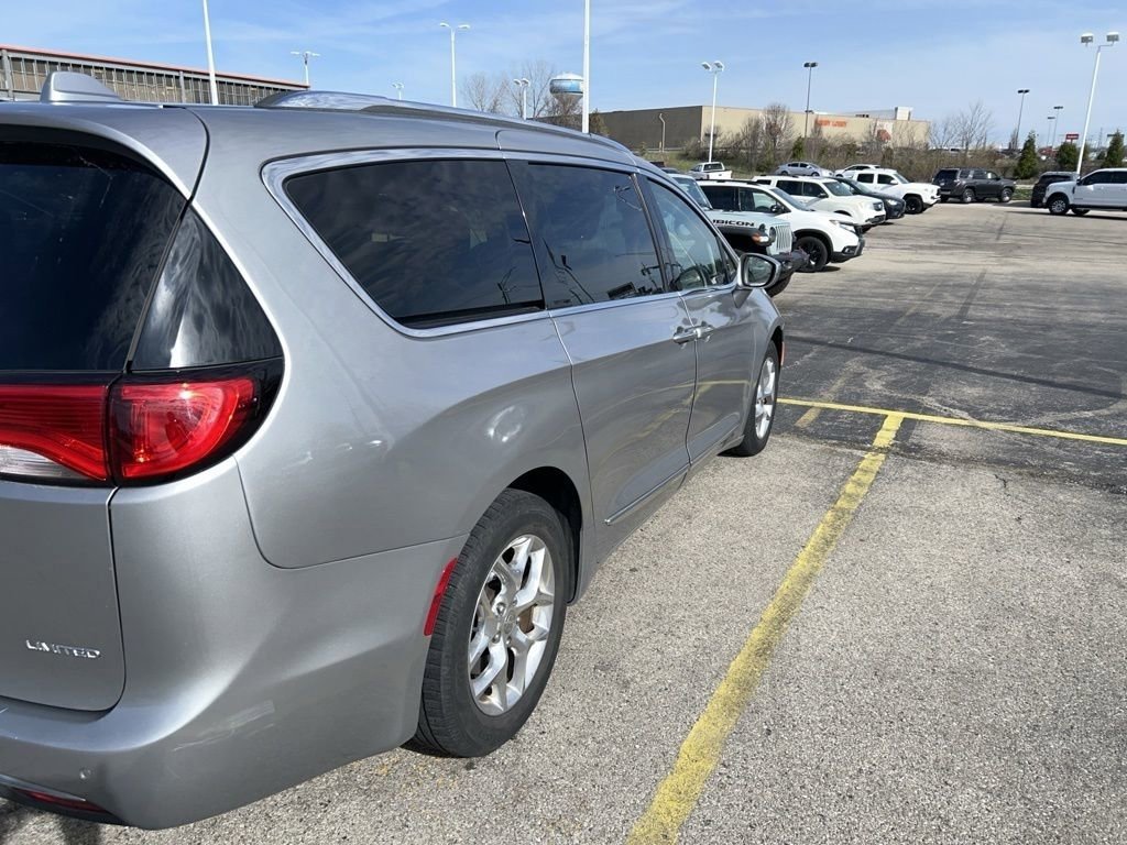 Used 2018 Chrysler Pacifica Limited image 3