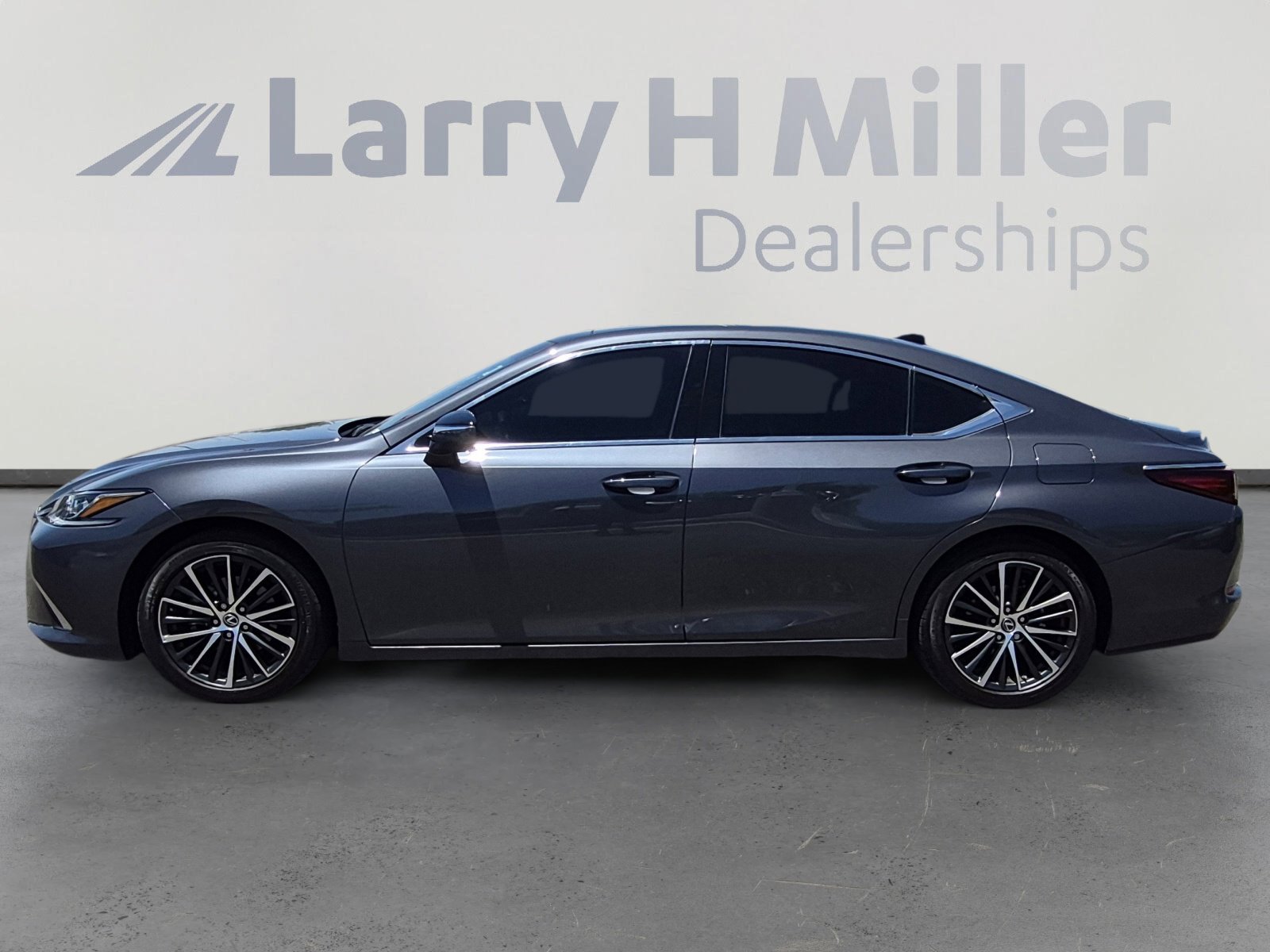 Used 2024 Lexus ES 350 w/ Premium Package FWD image 2