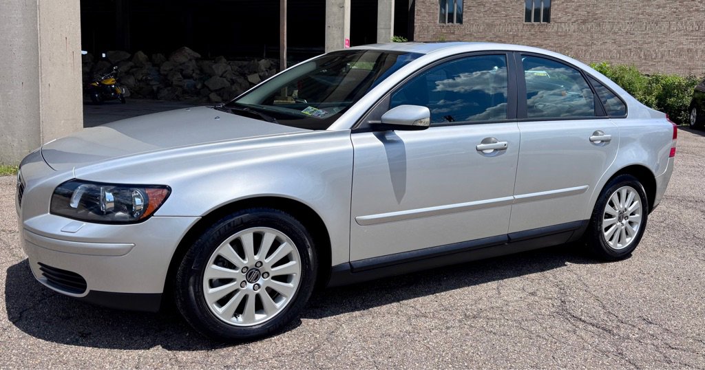 Used 2004 Volvo S40 2.4i FWD image 1