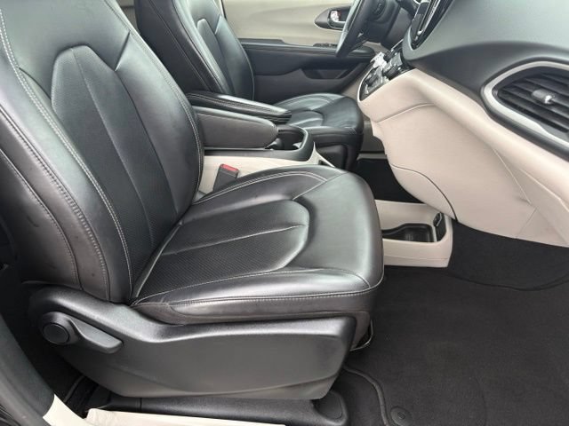 Used 2023 Chrysler Pacifica Touring-L FWD image 19
