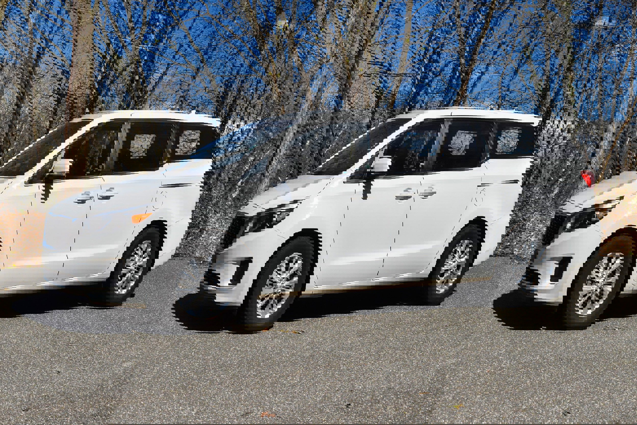 Used 2018 Kia Sedona L image 2