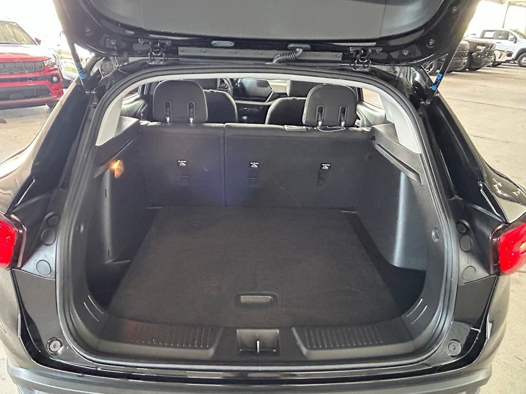 Used 2025 Chevrolet Trax LS FWD image 11