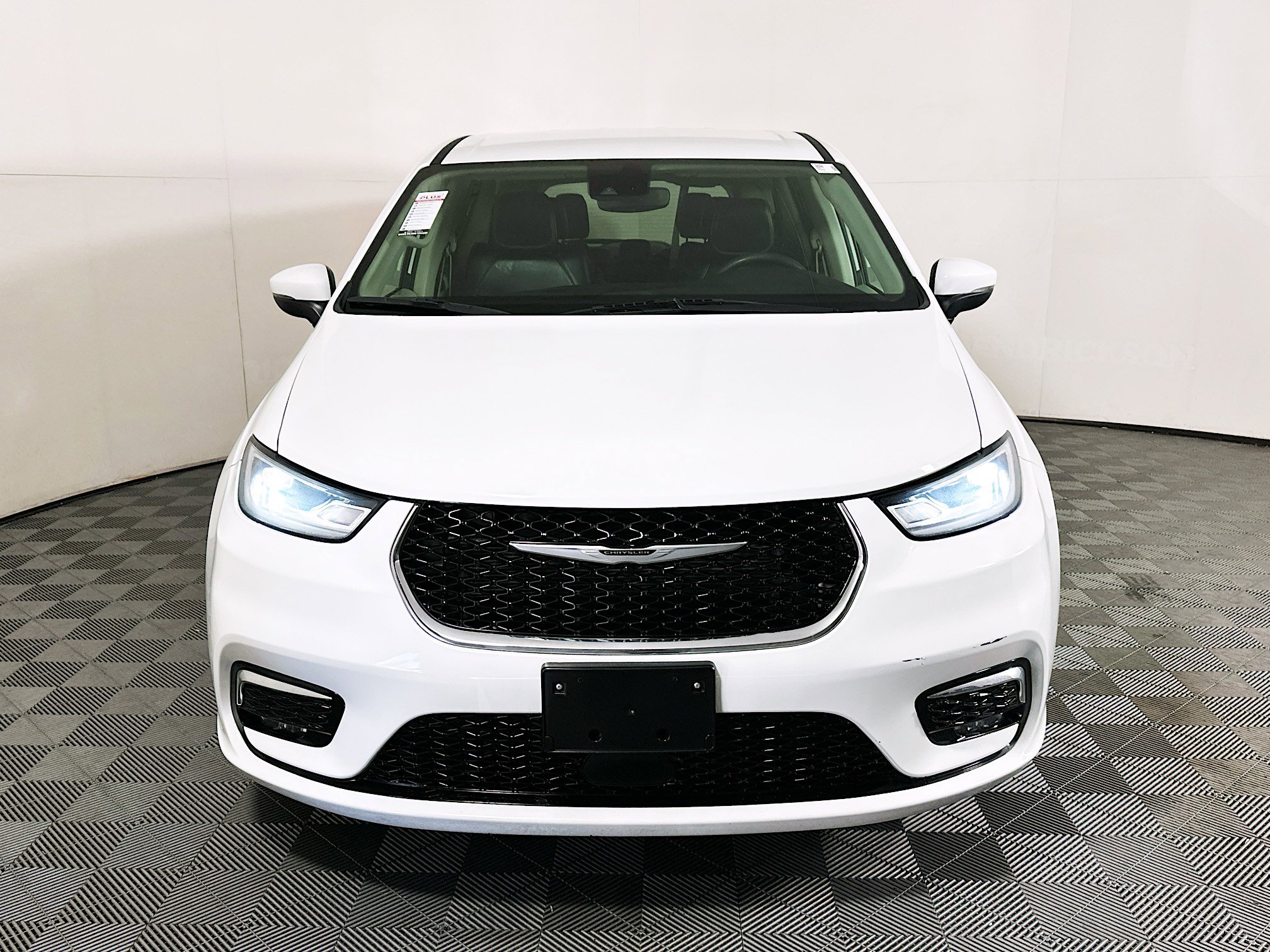 Used 2023 Chrysler Pacifica Touring-L image 8