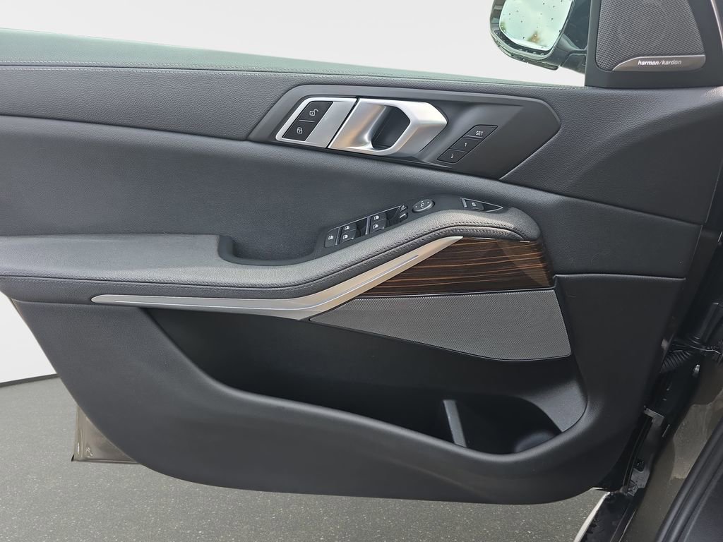 Used 2021 BMW X5 xDrive40i w/ Premium Package image 32