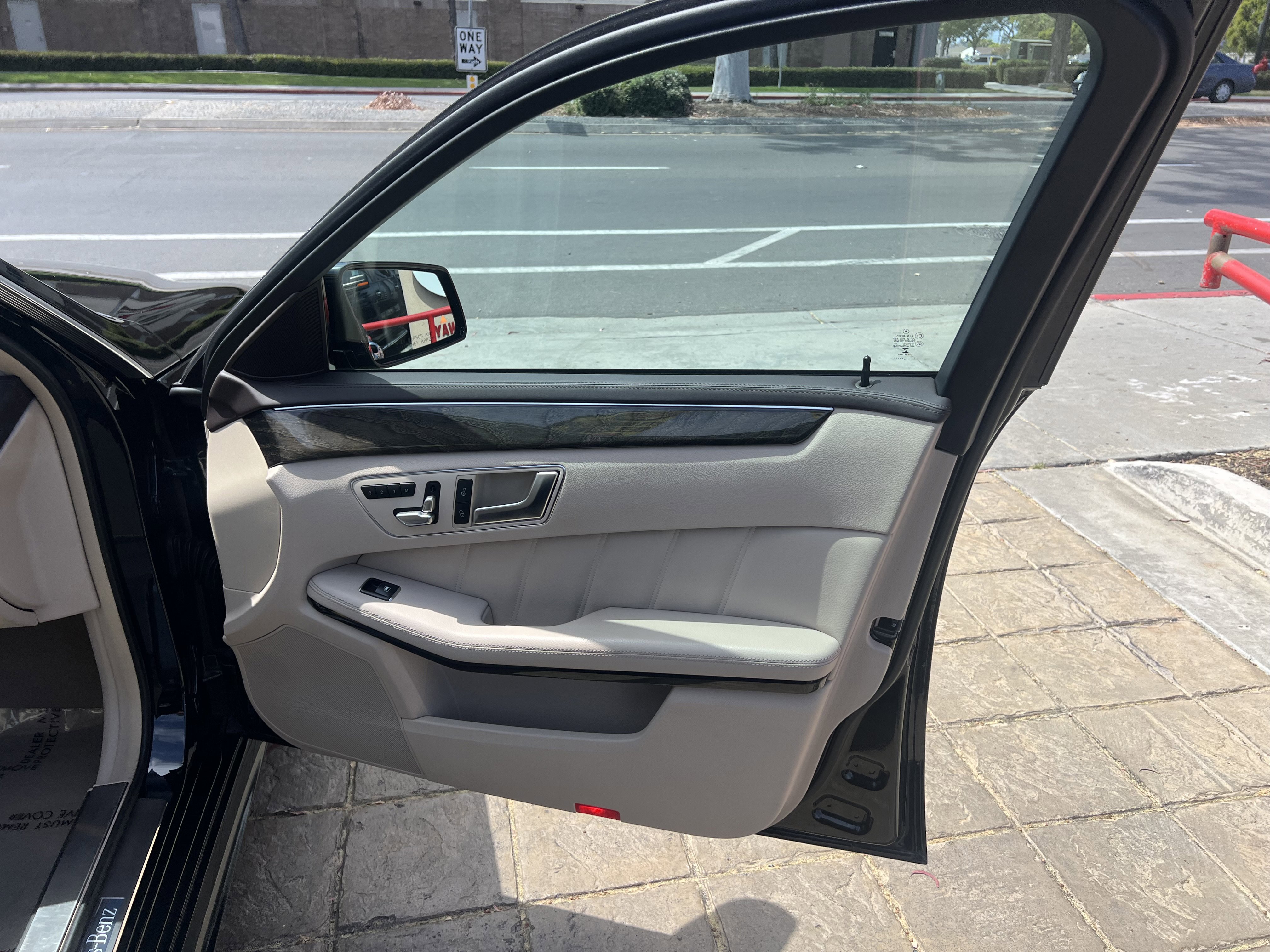 Used 2015 Mercedes-Benz E 400 Sedan w/ Driver Assistance Package image 38