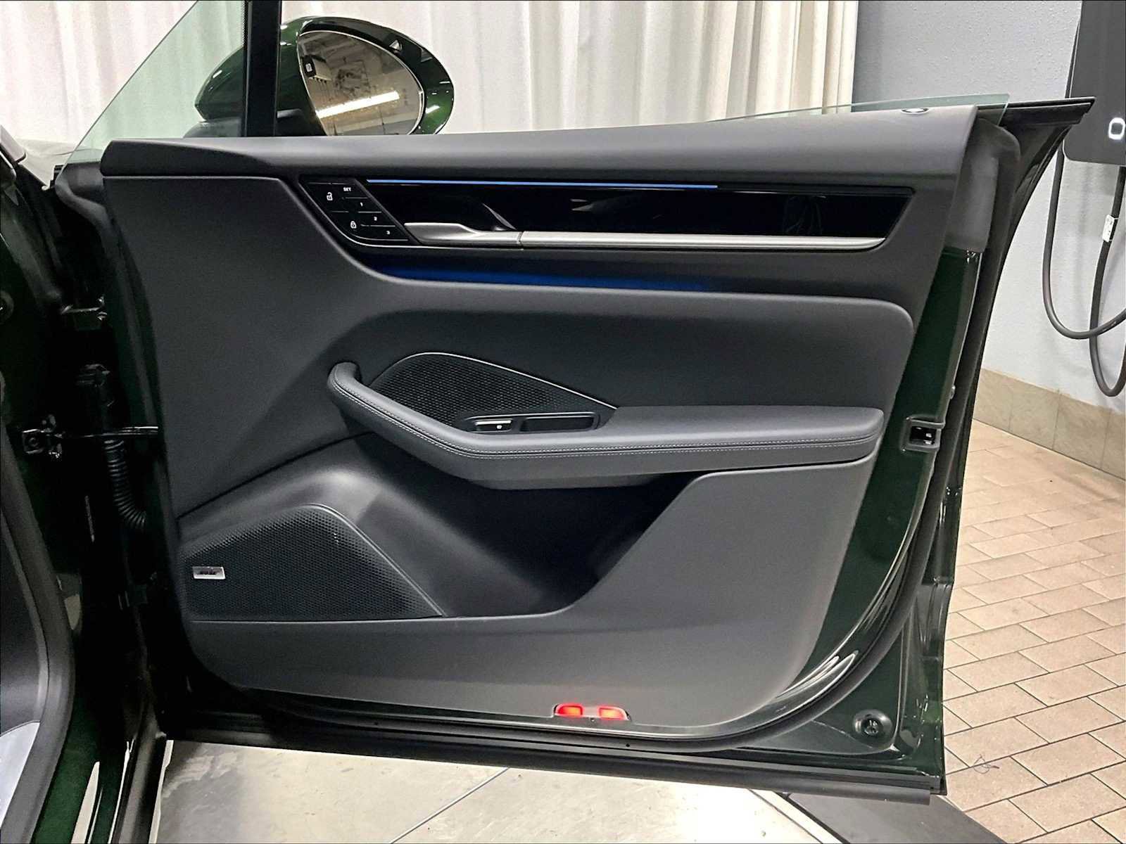 Used 2025 Porsche Macan 4 Electric image 28