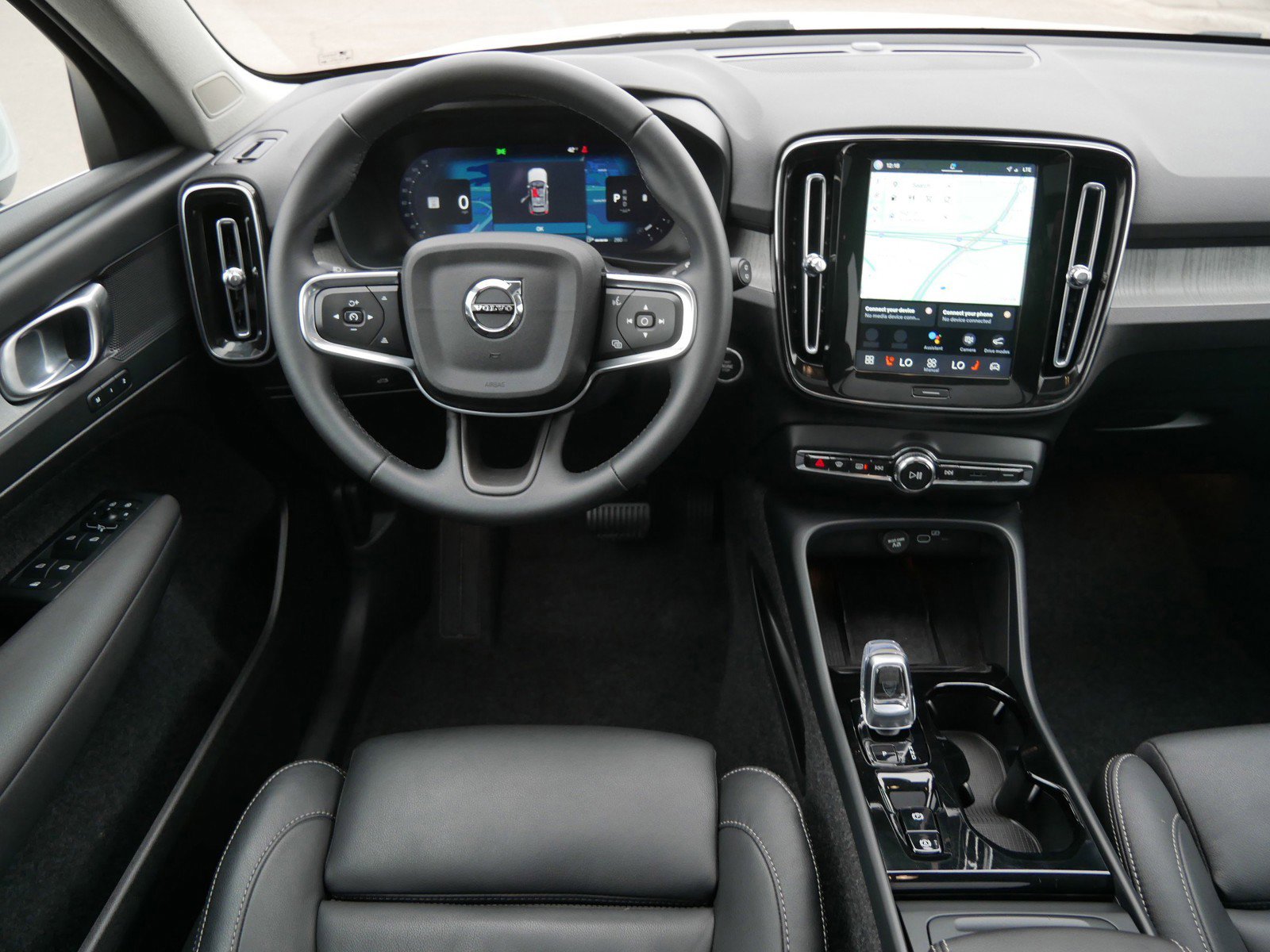 Used 2025 Volvo XC40 B5 Plus image 13