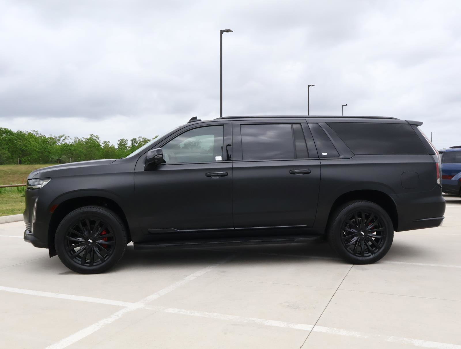 Used 2024 Cadillac Escalade ESV Luxury image 2