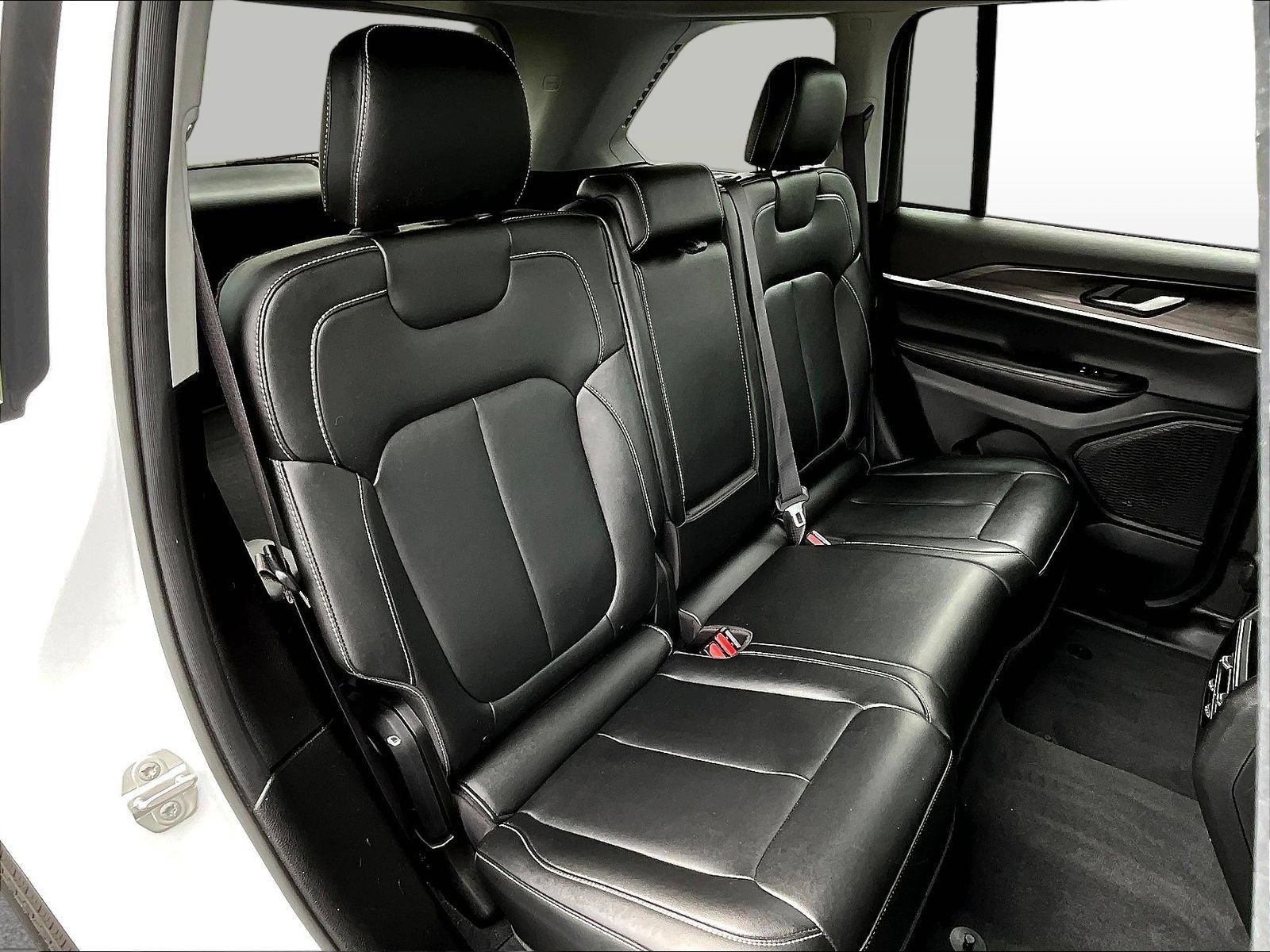 Used 2023 Jeep Grand Cherokee Limited AWD/4WD image 27