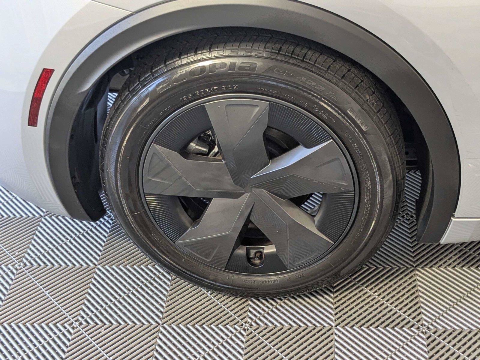 Certified 2025 Toyota Prius LE FWD image 9