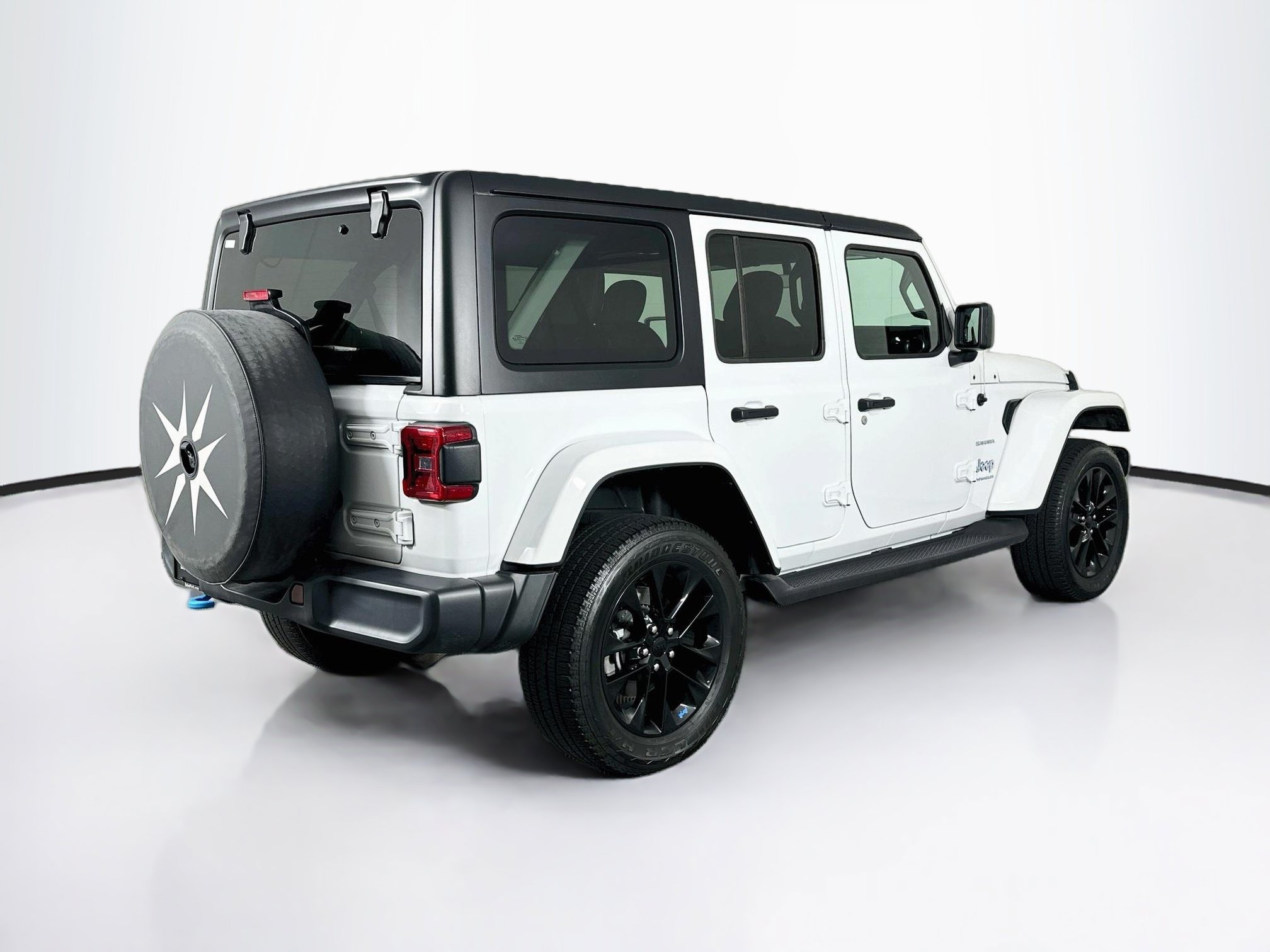 Used 2023 Jeep Wrangler Unlimited Sahara w/ Cold Weather Group AWD/4WD image 9