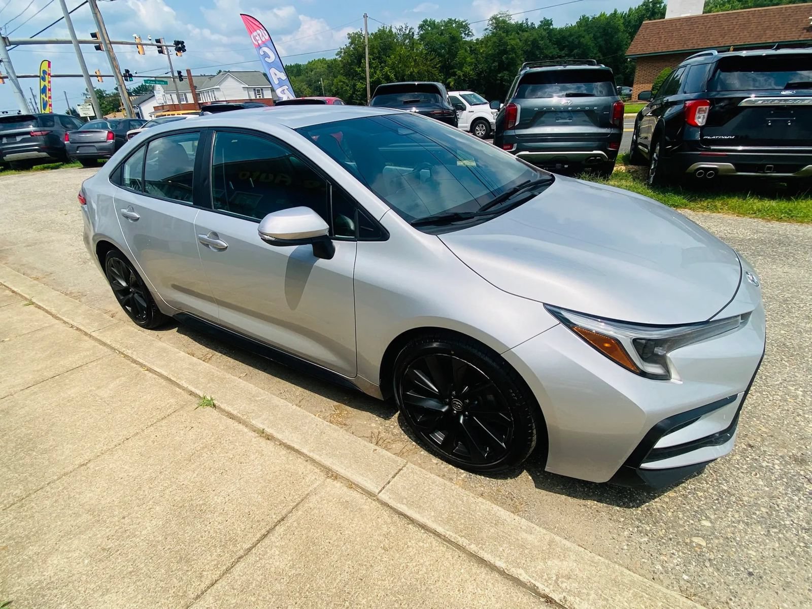 Used 2023 Toyota Corolla SE FWD image 5