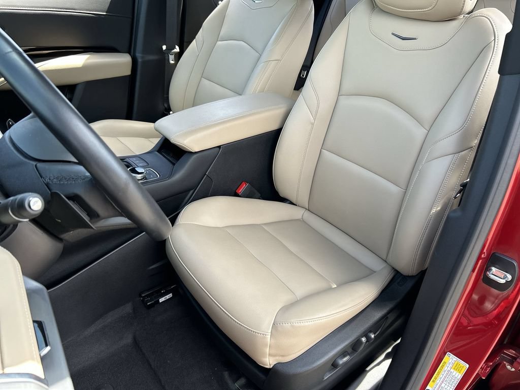 Used 2024 Cadillac XT4 Luxury w/ Cold Weather Package FWD image 20