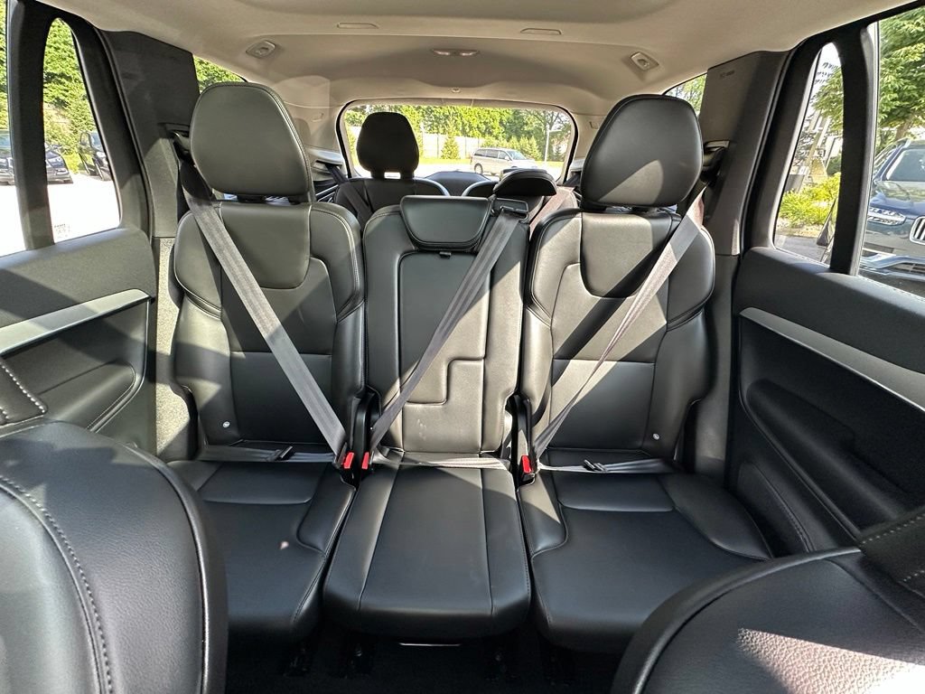 Used 2025 Volvo XC90 B5 Core AWD/4WD image 14
