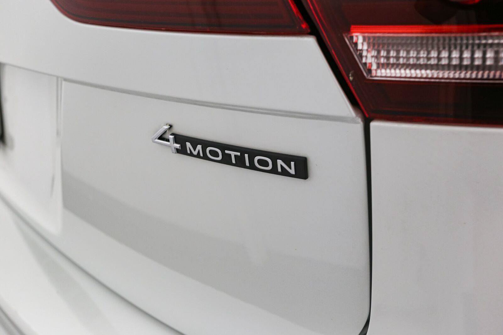 Certified 2023 Volkswagen Tiguan SE R-Line AWD/4WD image 14